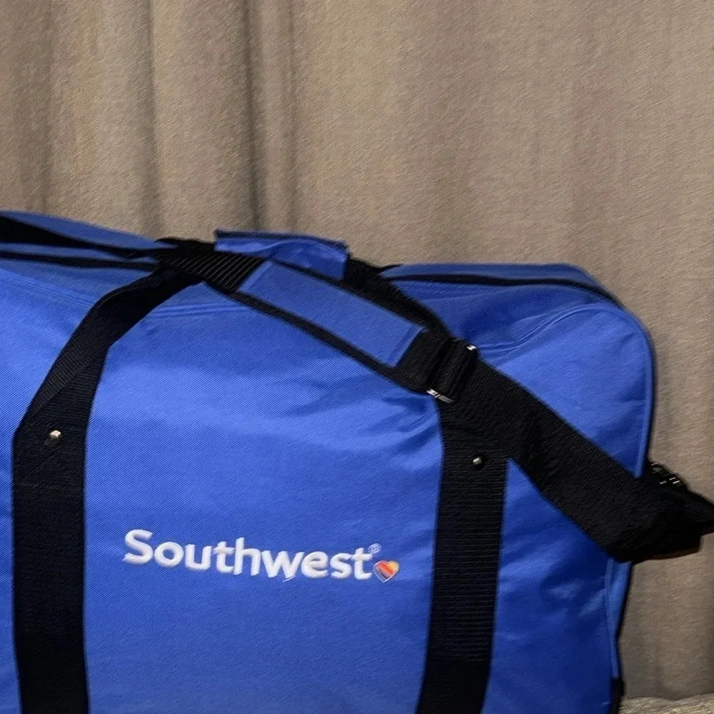 NWOT SOUTHWEST AIRLINES Royal Blue Carry On Duffel Shoulder Lrg Travel Bag - Picture 6 of 6